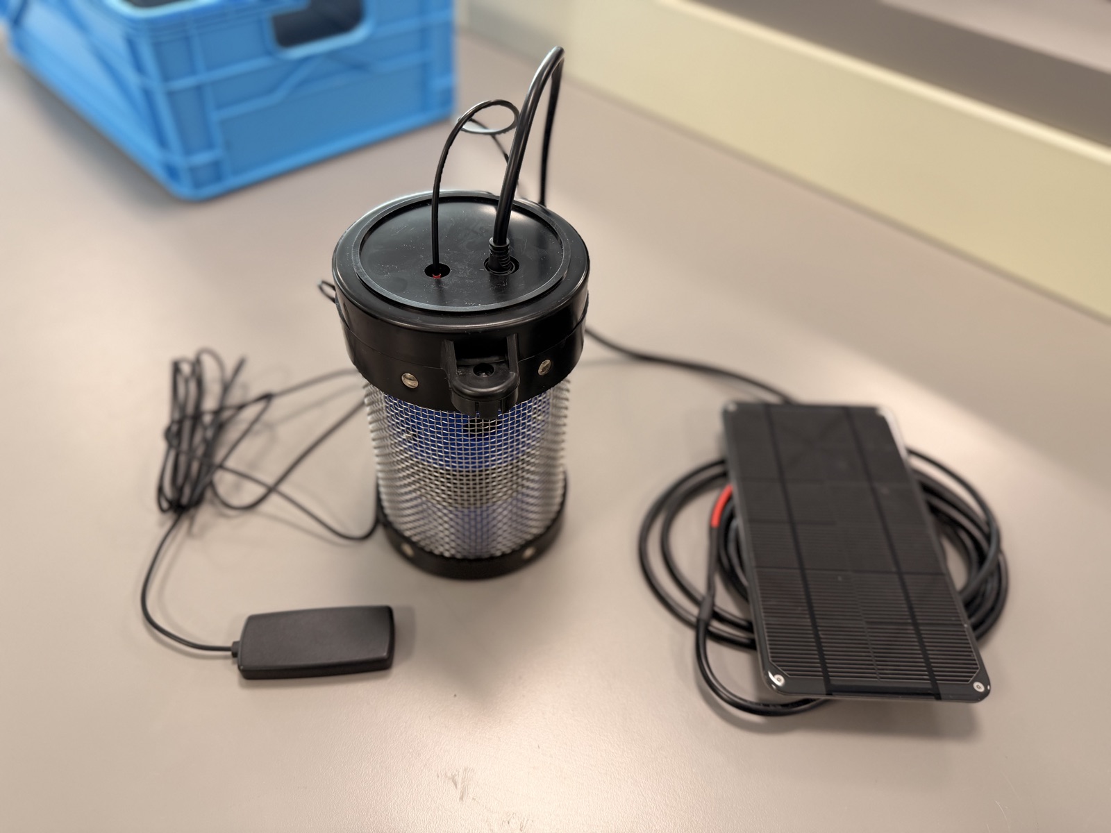 Cage lid closed with the cables routed through the lid ports
